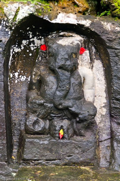 Слоновья Пещера Goa Gajah и древние барельефы Yeh Pulu