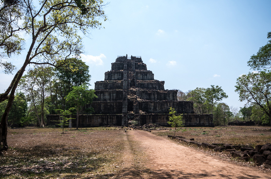 Древний город Кох Кер и Пирамида Смерти в Камбодже